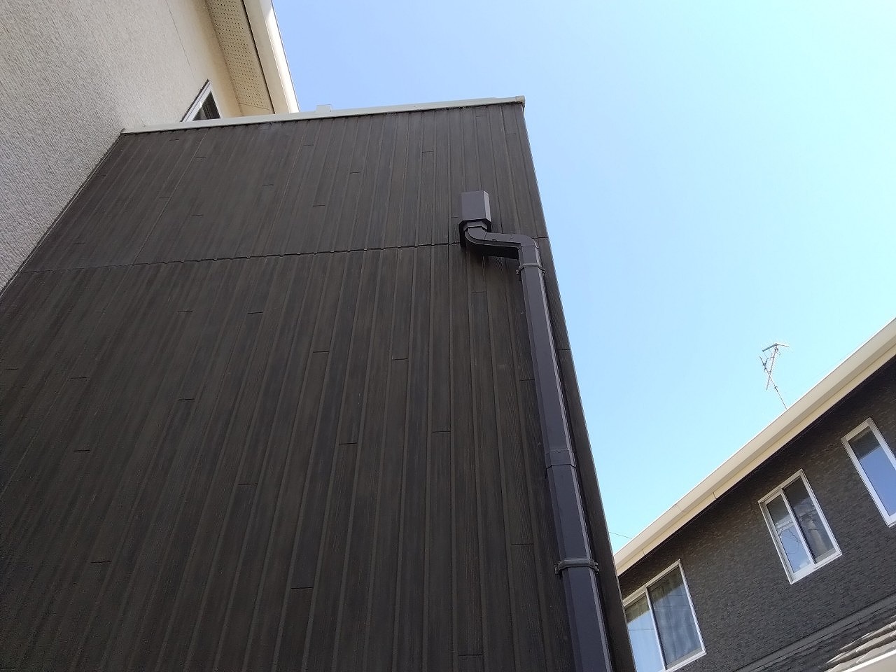 加古郡播磨町　雹災害で竪樋S30破損