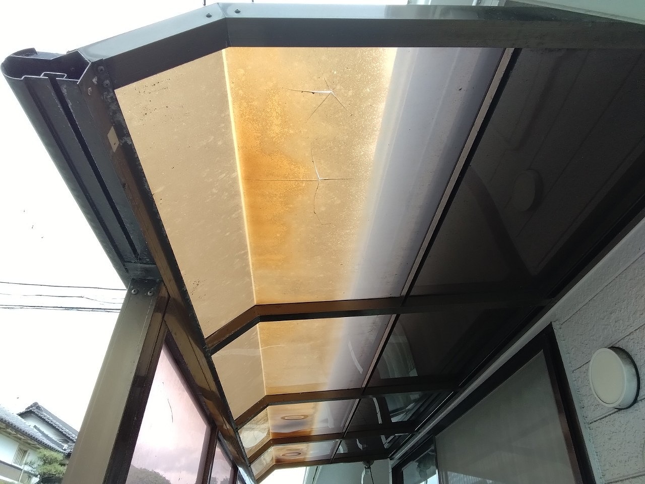 姫路市　雹でサイクルポート屋根ひび