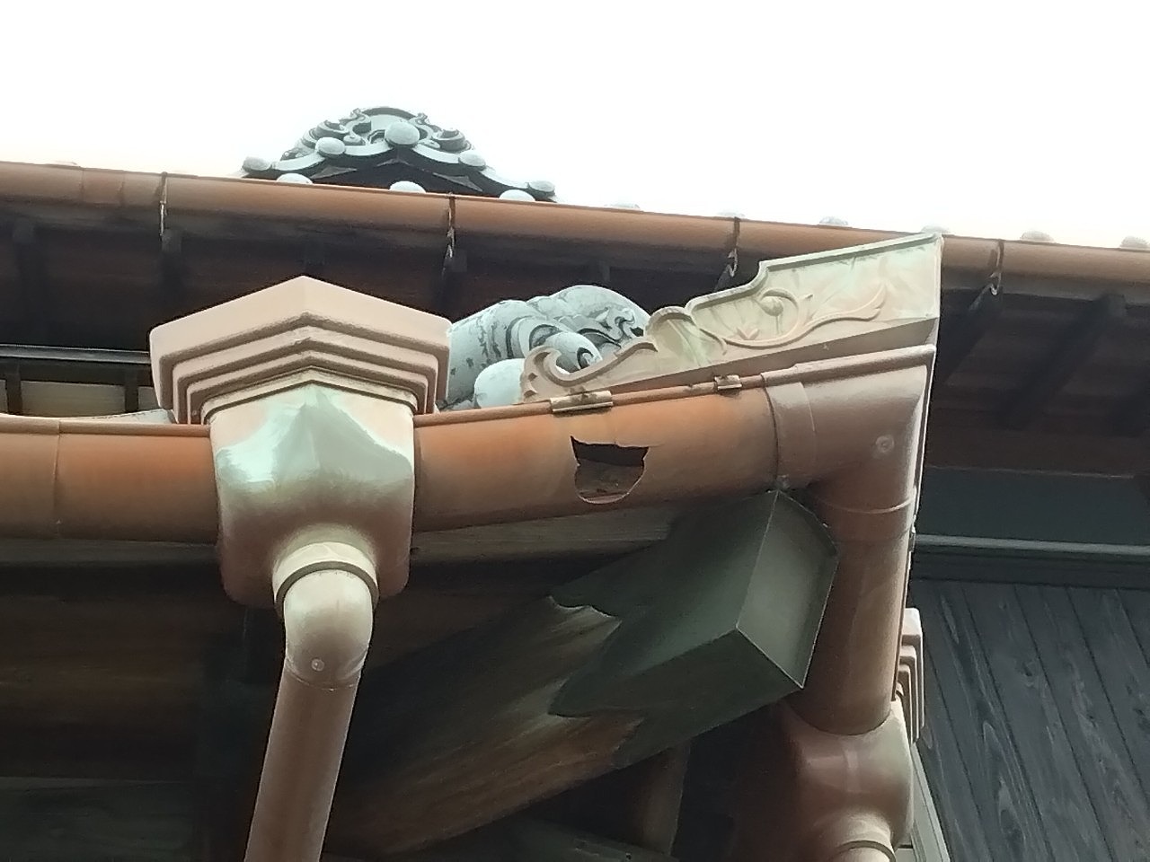 加古川市で雹被害発生｜日本家屋の半丸樋が多数貫通した現地調査報告