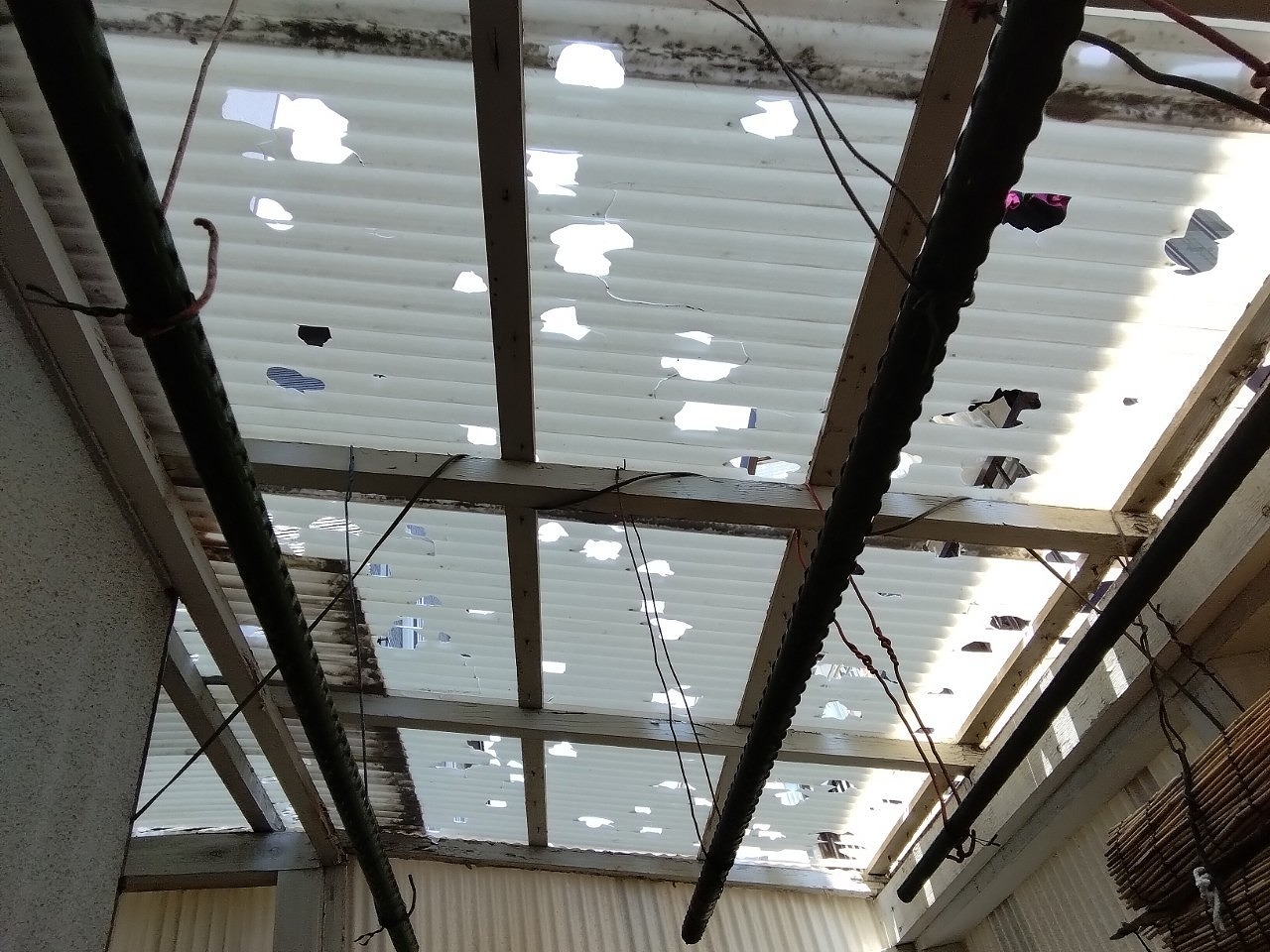 加古郡播磨町　ひょう災害　波板ポリカーボネート　貫通