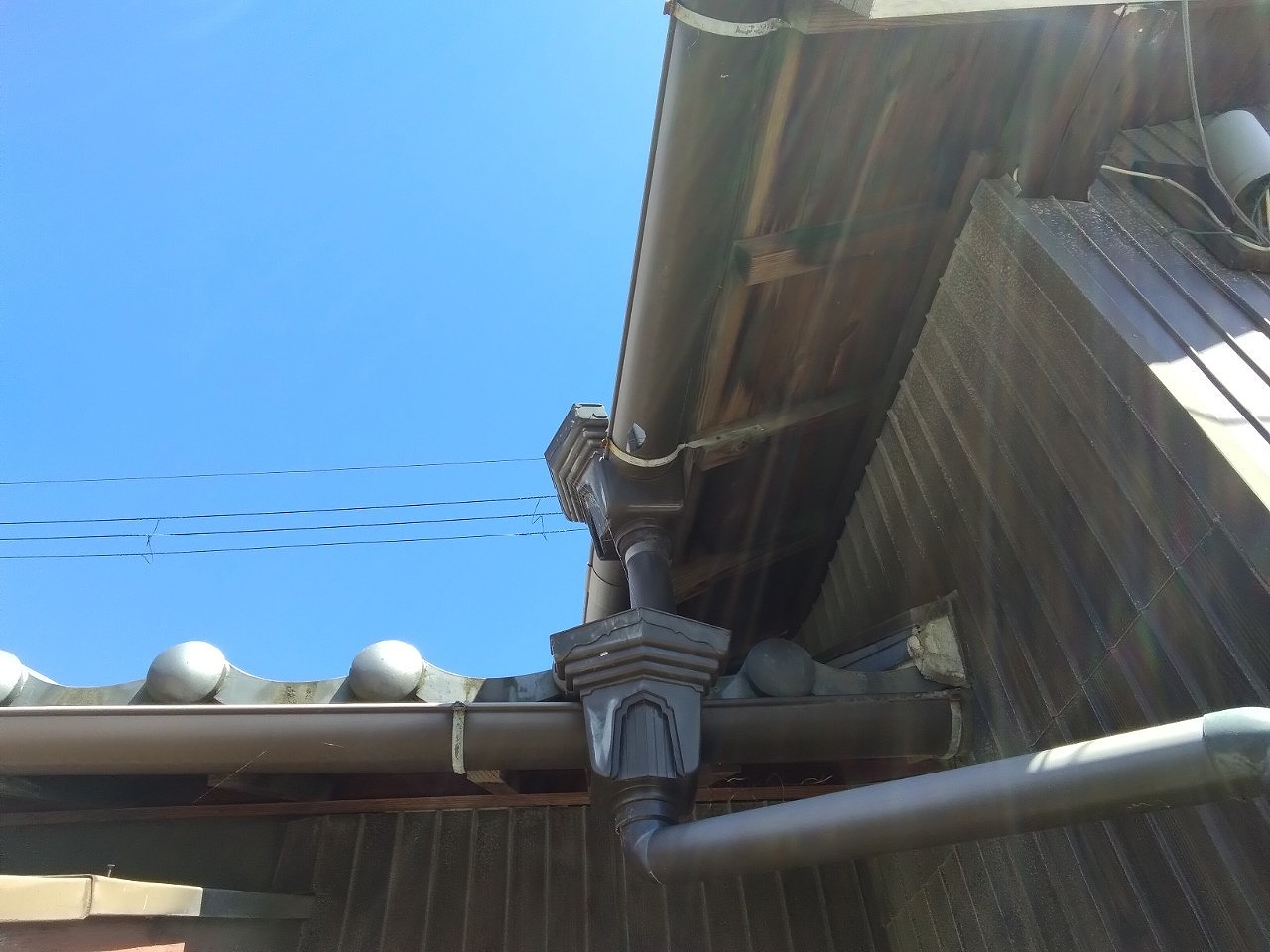 高砂市で雹被害を受けた入母屋住宅の雨樋を調査｜自然災害鑑定士が確認