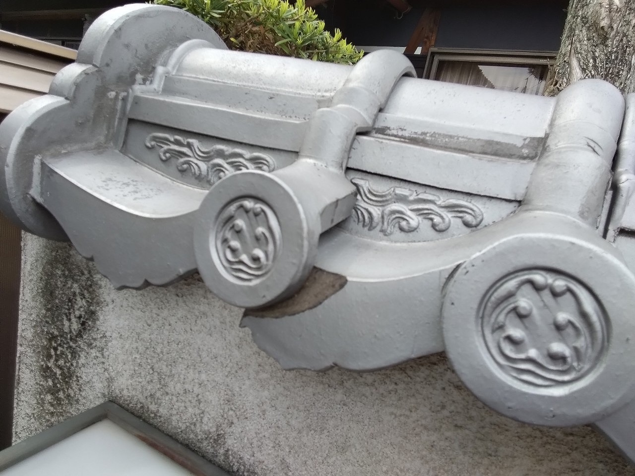 明石市で発生した雹災害｜日本家屋の塀瓦欠けや庇板金曲がりなど外装被害調査