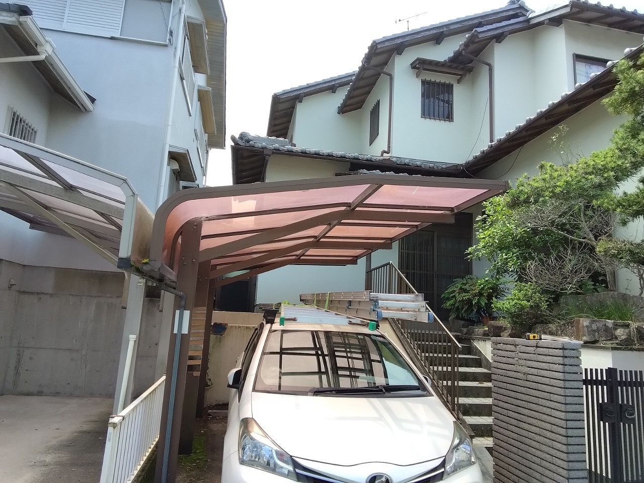 姫路市で雹被害｜カーポート屋根材ポリカーボネートに多数の穴あきが発生