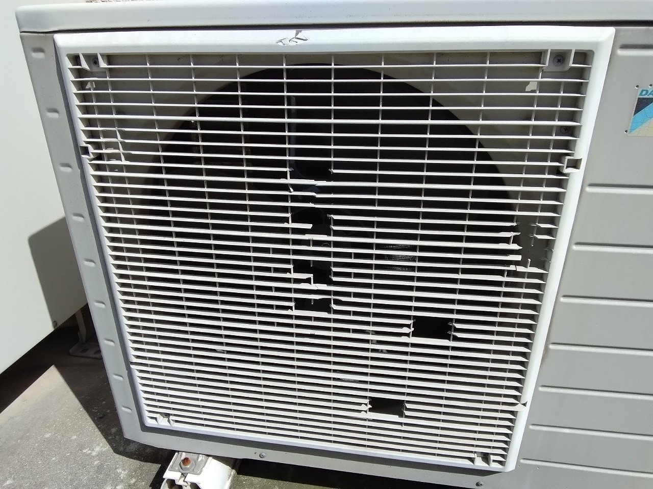 加古郡播磨町　雹被害でエアコン室外機・熱交換器のアルミフィン破損