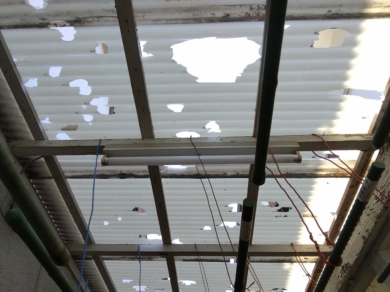 加古郡播磨町　波板ポリカ雹被害　大きな穴開き