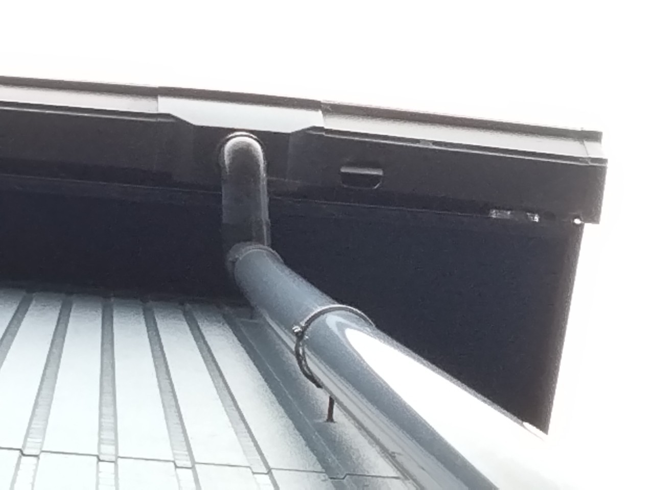 加古川市　大屋根軒樋止まり集水器(上合)付近破損