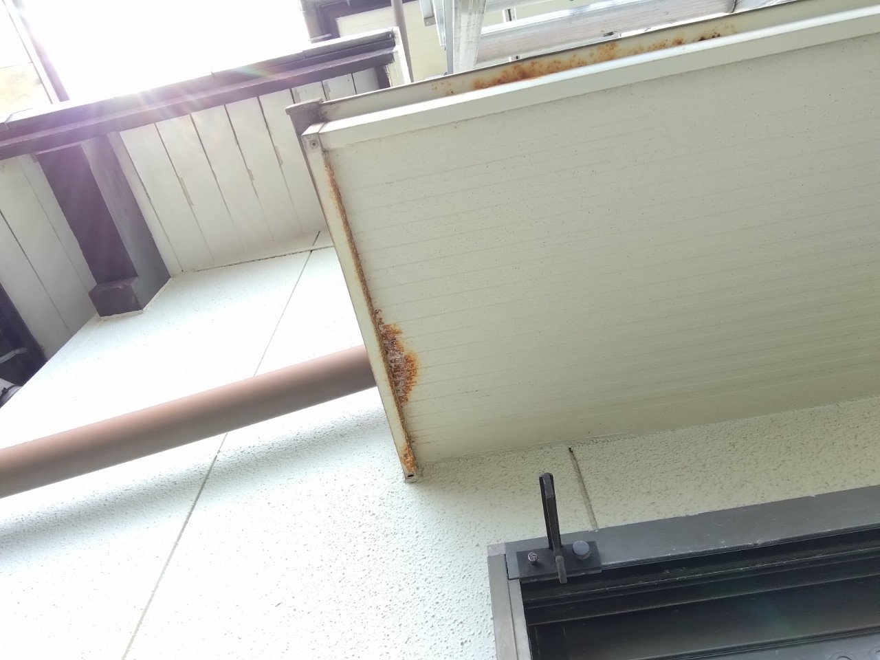 姫路市　バルコニーマス下　庇軒天錆び