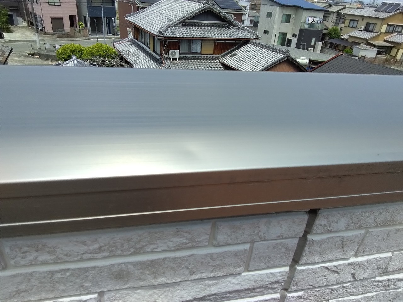 高砂市　三階屋上　アルミ製　笠木　へこみ
