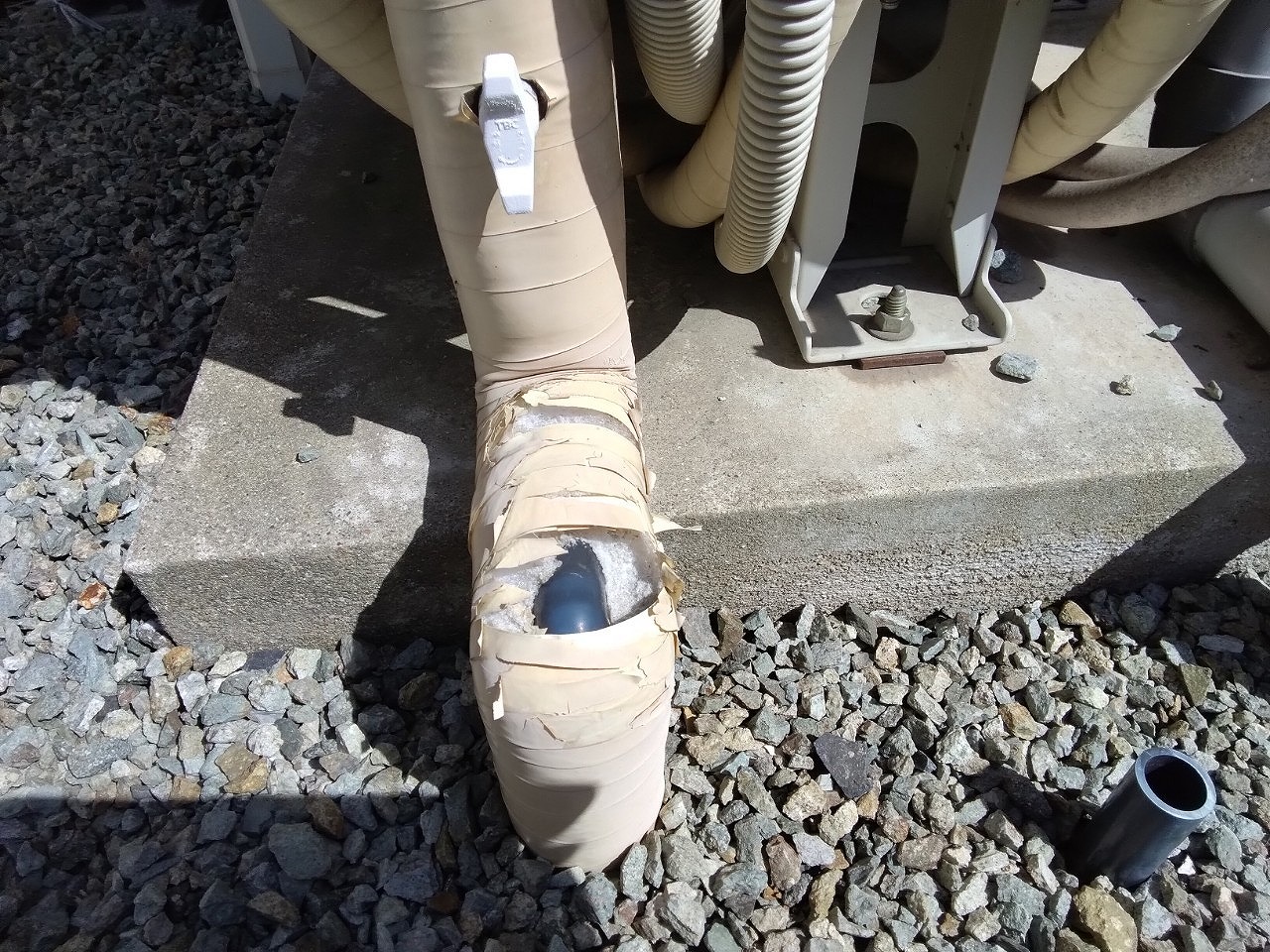 加古郡播磨町　雹に打たれてエコキュート・ヒートポンプ配管破損