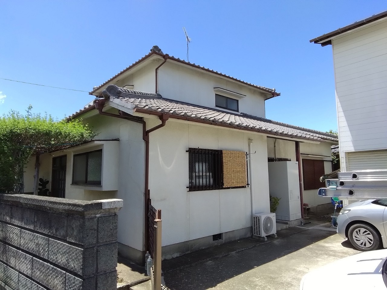 明石市で雹被害が多発｜鼻隠しモルタル仕上げ雨樋に起きた深刻な破損事例