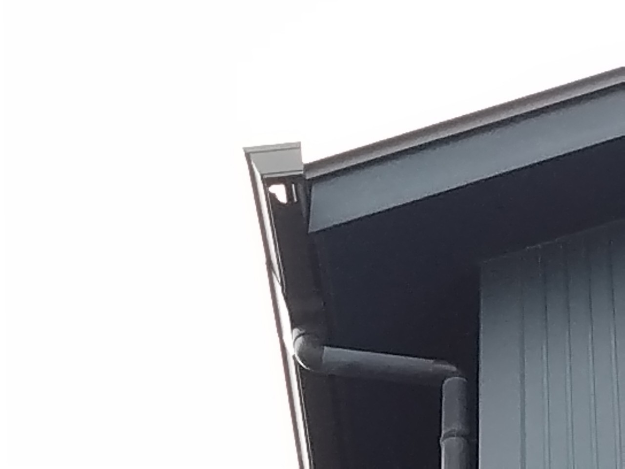 加古川市　大屋根軒樋止まり集水器(上合)付近穴あき