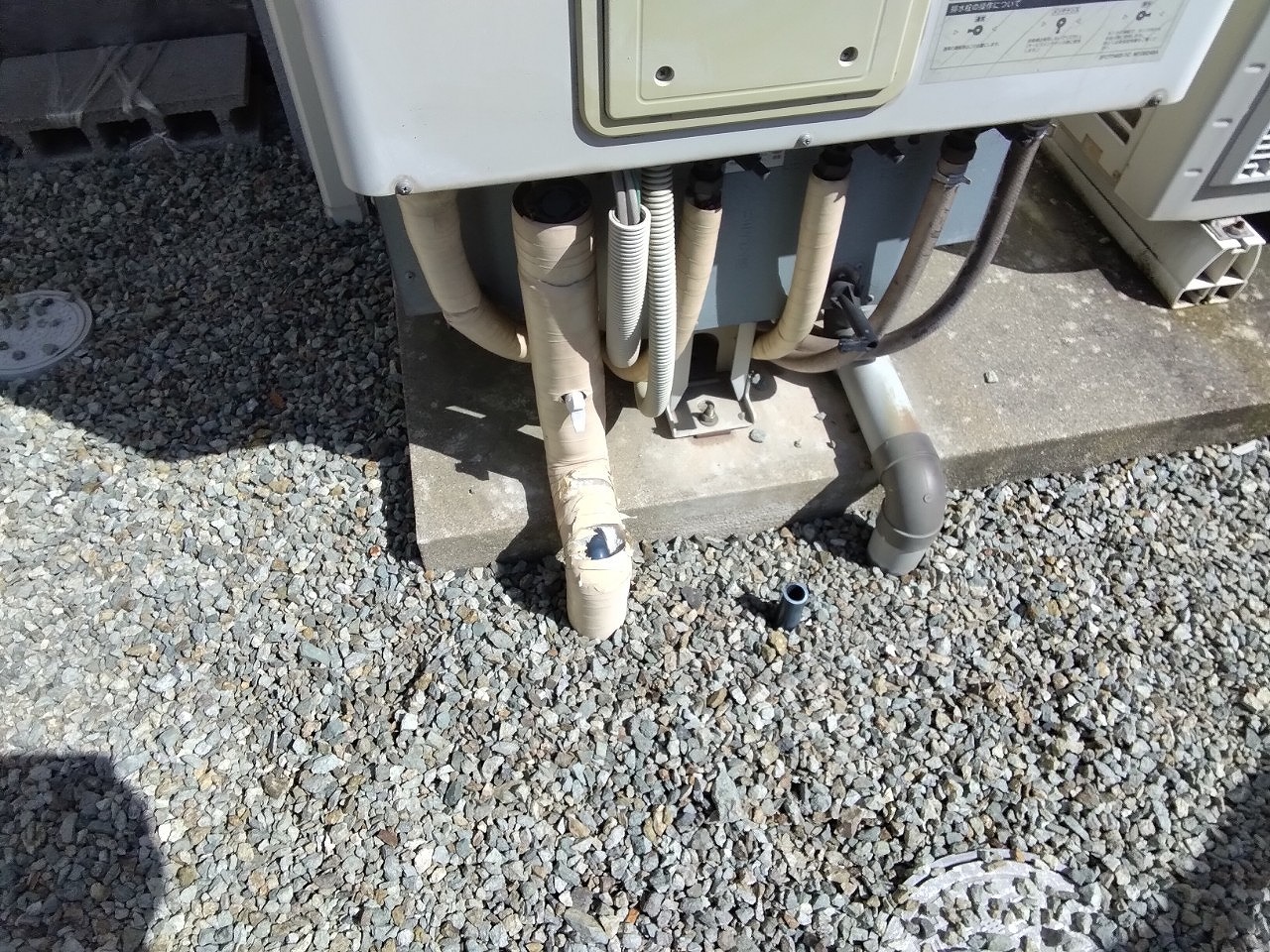 加古郡播磨町　雹被害エコキュート・ヒートポンプ配管破損