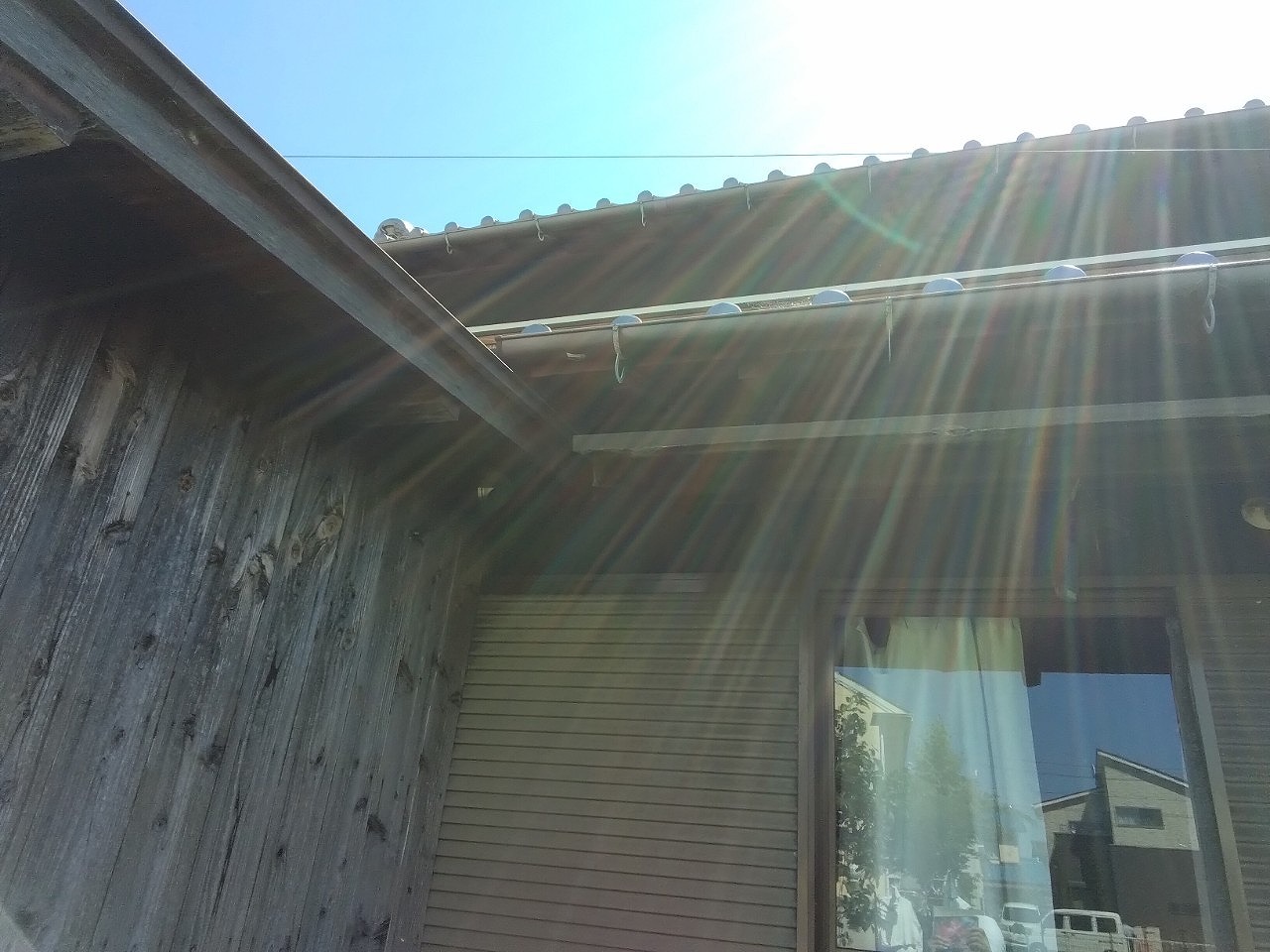 高砂市で雹被害を受けた入母屋住宅の雨樋を無料調査｜屋根診断士が確認