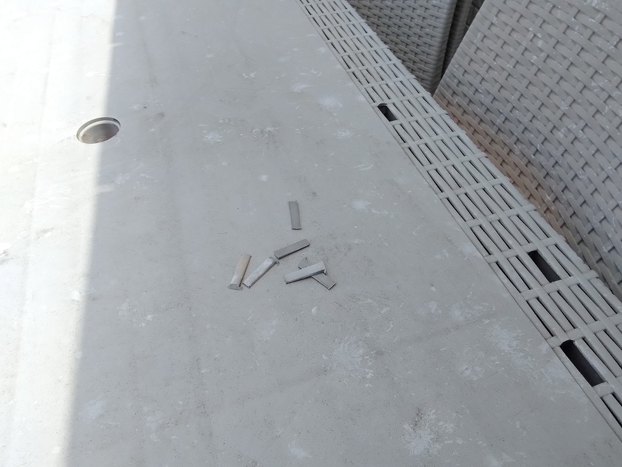 高砂市　3階屋上テーブルめげる　破片