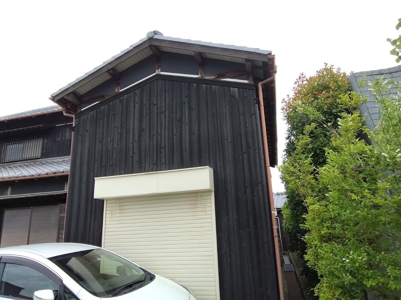 明石市で発生した雹災害｜日本家屋の倉庫で半丸軒樋に多数の穴あき被害