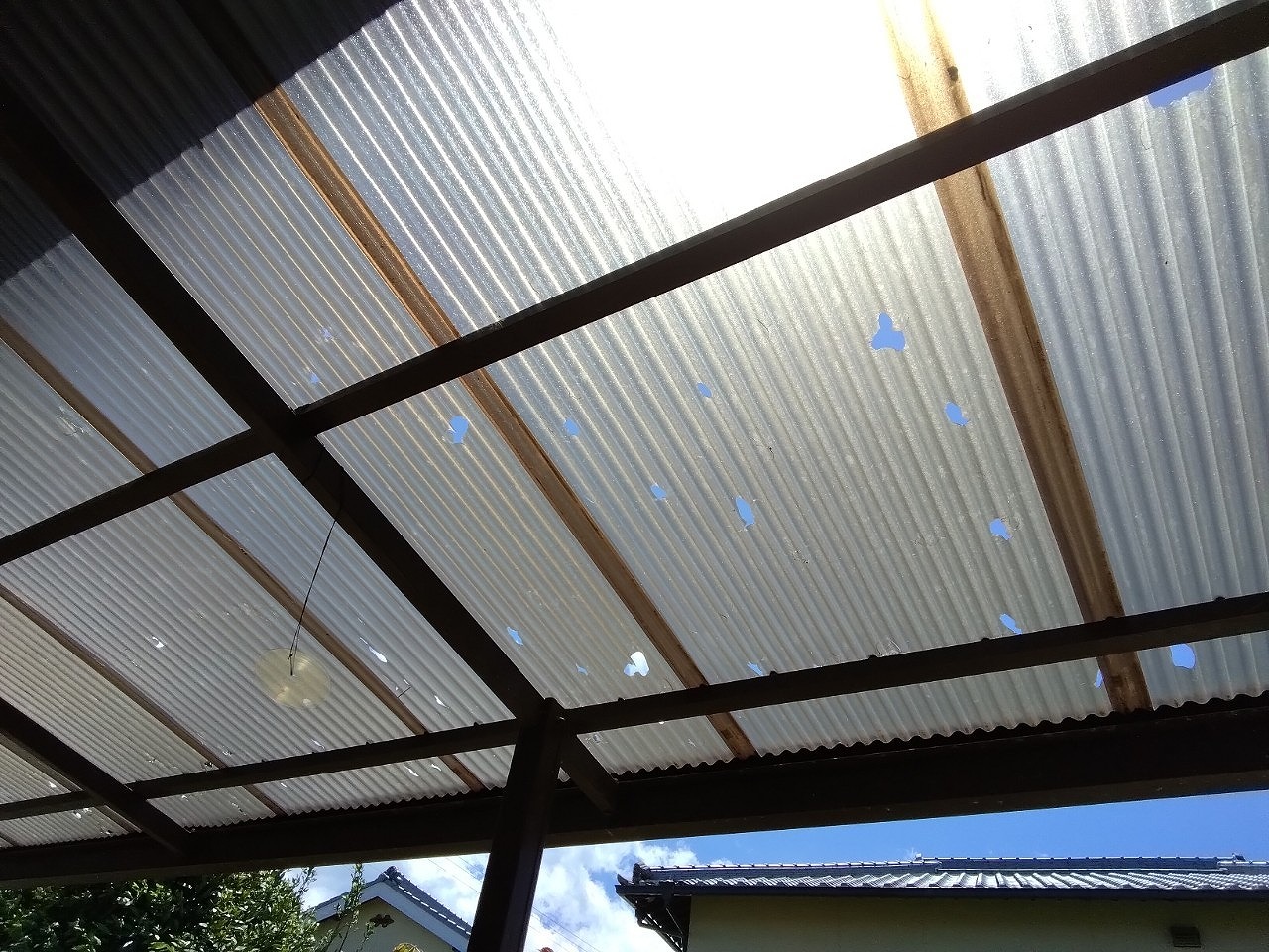 明石市　雹被害でナミイタポリカ穴開き