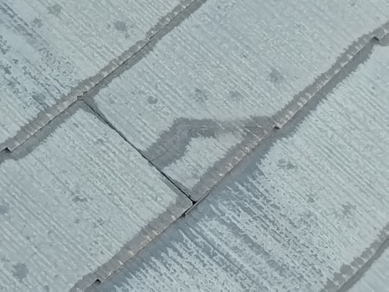 明石市　雹被害　下屋根のスレートひび