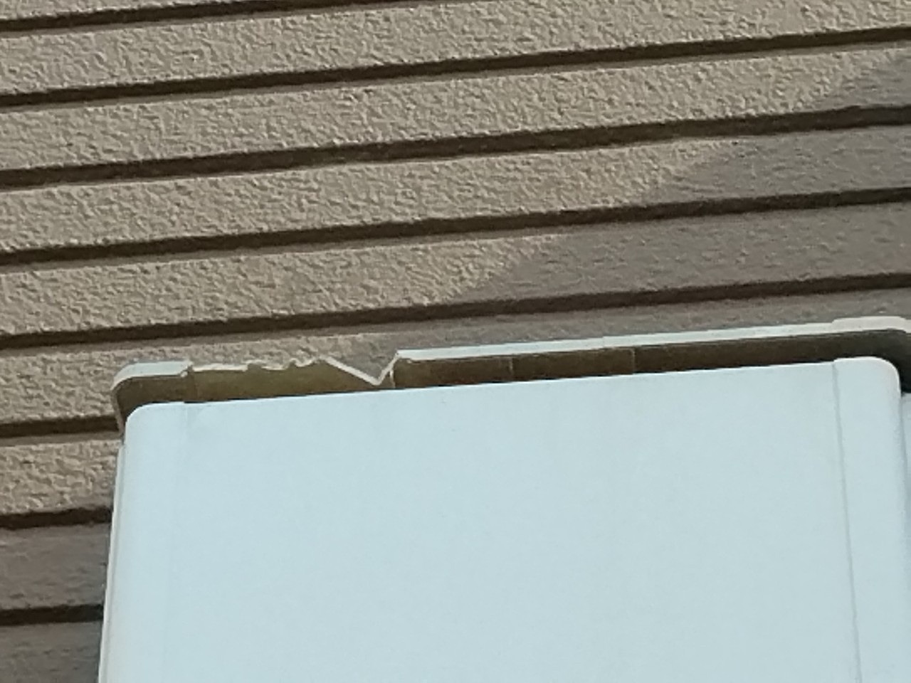 明石市　雹被害　外の白い箱　近め