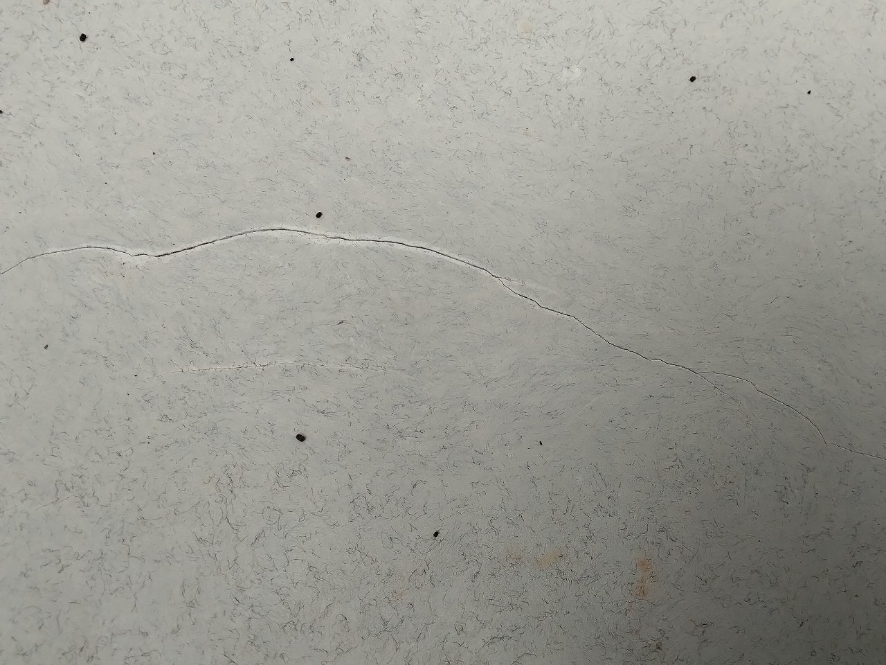 明石市　雹被害　水受けヒビ　近め撮影