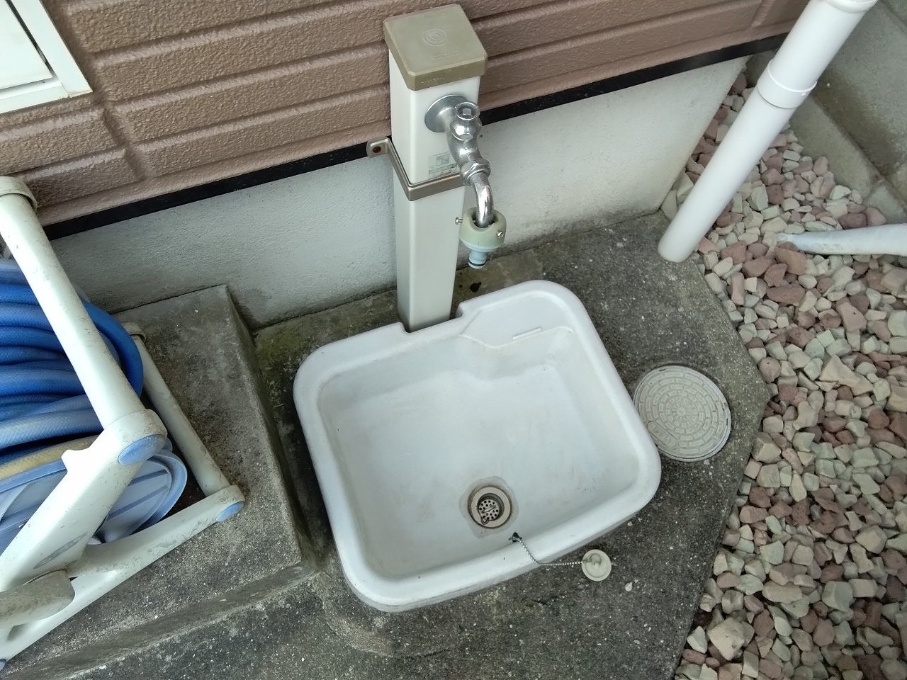 明石市　雹被害　水受けヒビ