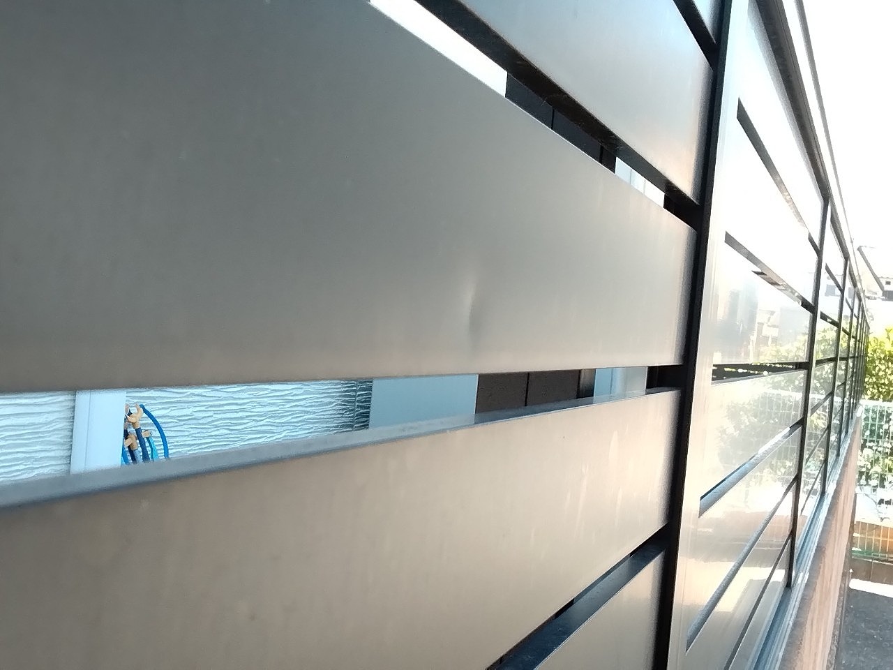 加古川市　ひょう災害　アルミフェンス凹み