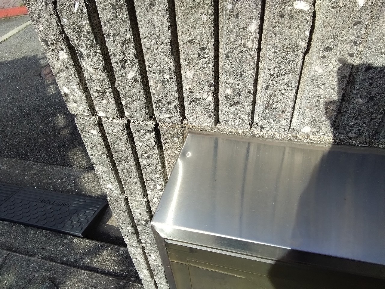 明石市　雹被害　ブロック塀　埋め込み式ポストへこみ