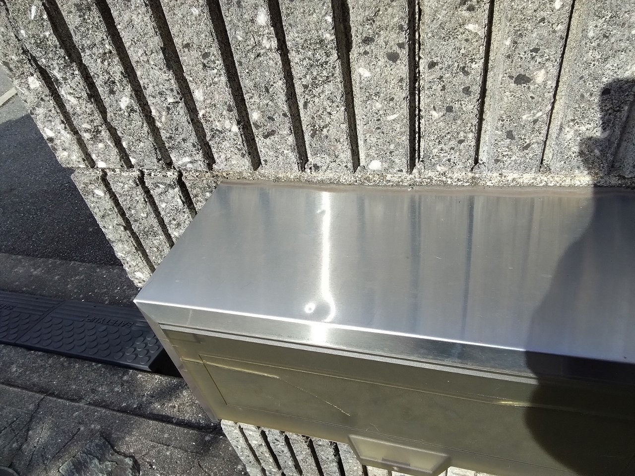 明石市　雹被害　埋め込み式ポストへこみ