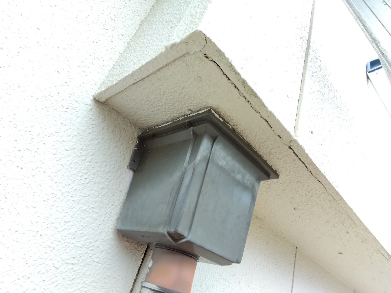 姫路市　バルコニーマス付け根付近亀裂