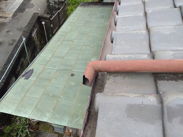 姫路市　下屋這い樋先端のエルボ割れ