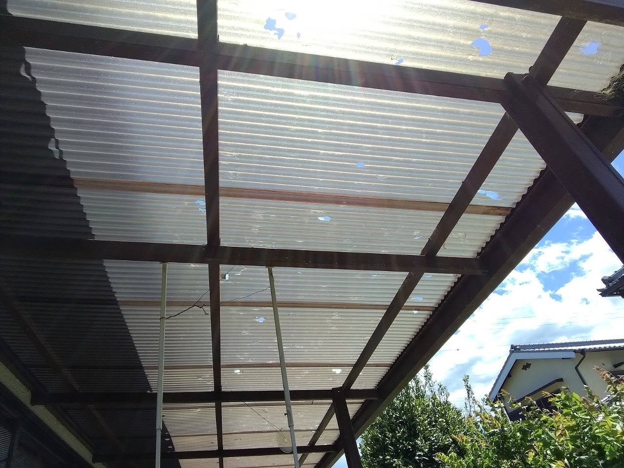 明石市　雹被害で波板穴開き