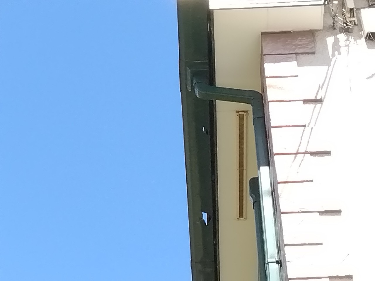 明石市　大屋根　雨樋(角樋)に穴あき