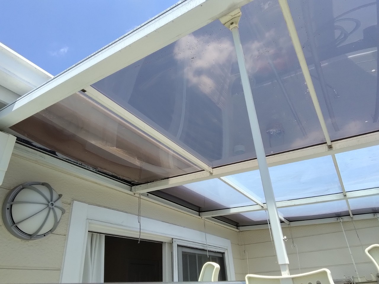 加古川市　ベラ加古川市　ベランダ　ポリカーボネート屋根材　経年劣化ンダ　ポリカ屋根材　経年劣化