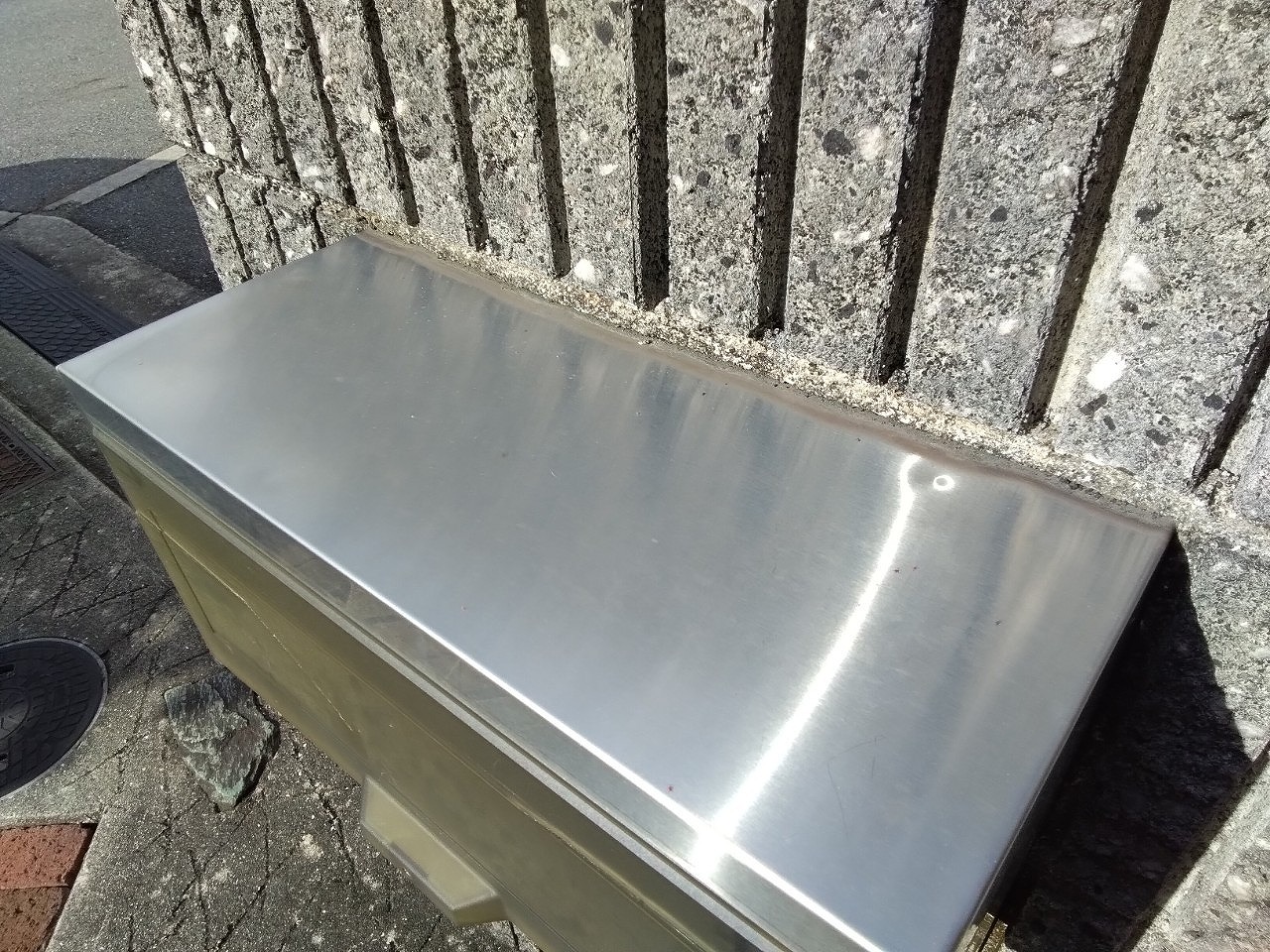 明石市　雹被害　ブロック塀　埋め込み式ポスト凹み