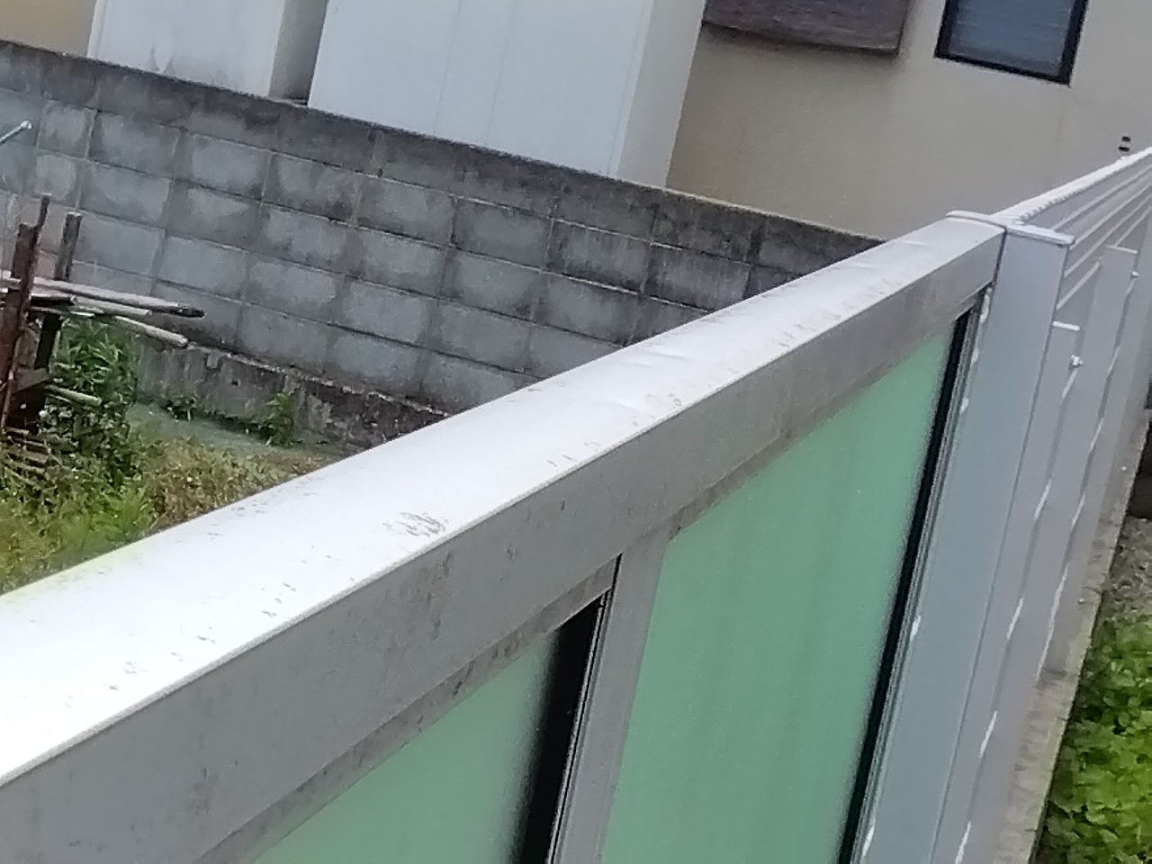 高砂市　フェンスの上　ヘコミ