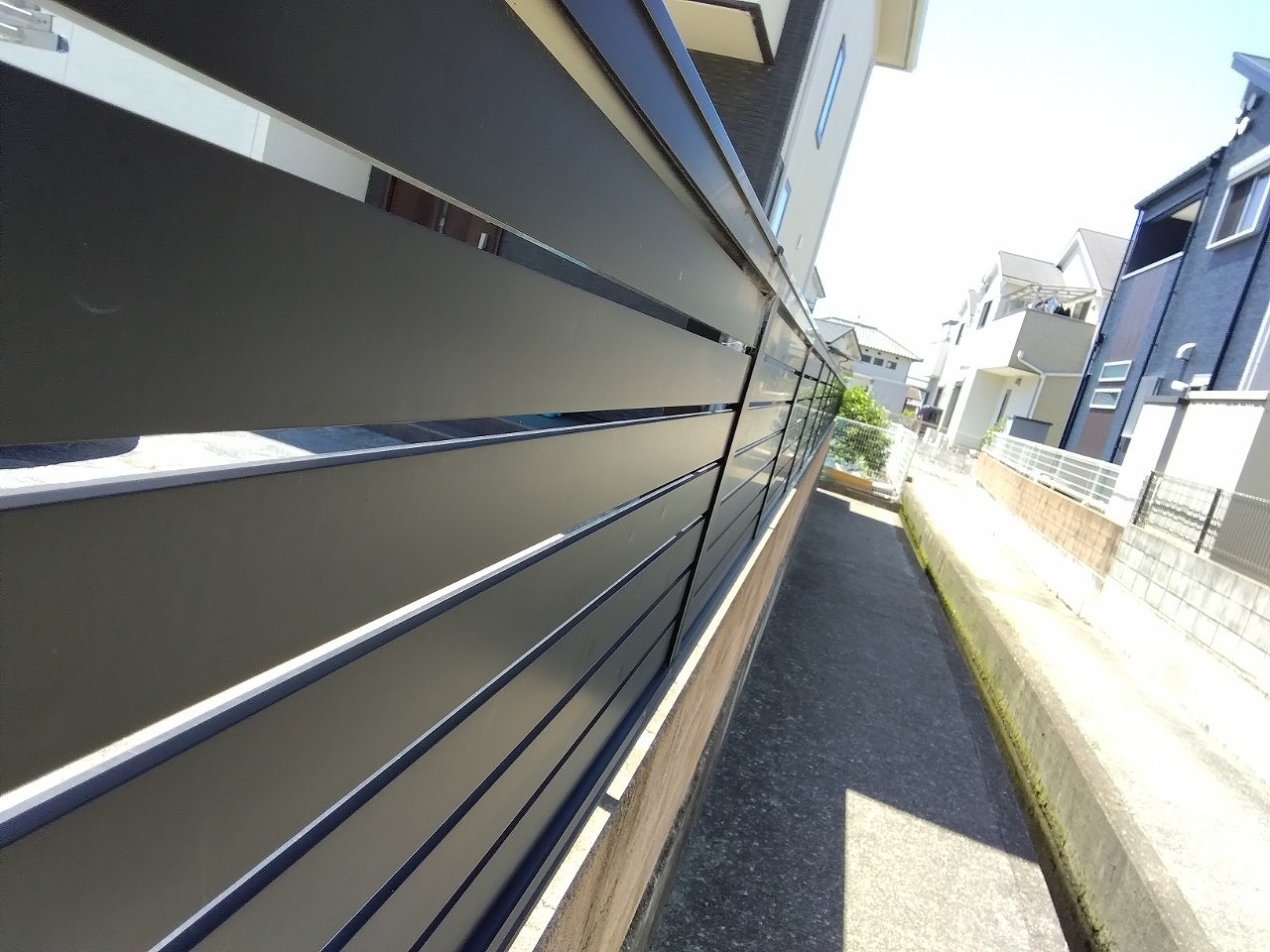 加古川市　ひょう災害　アルミフェンスへこみ