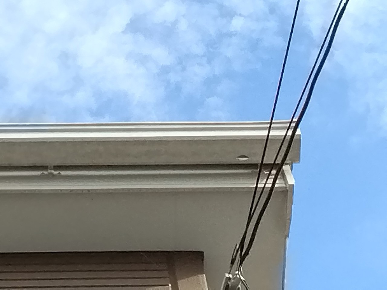 明石市　雹被害　軒樋(角樋)に貫通