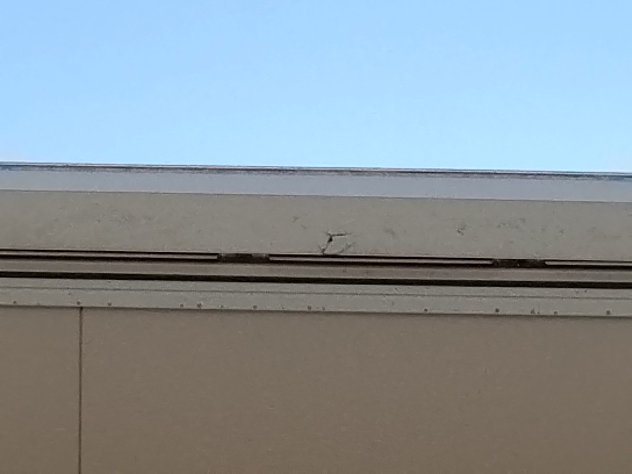 加古川市　雹被害　軒樋(角樋)ヒビ割れ