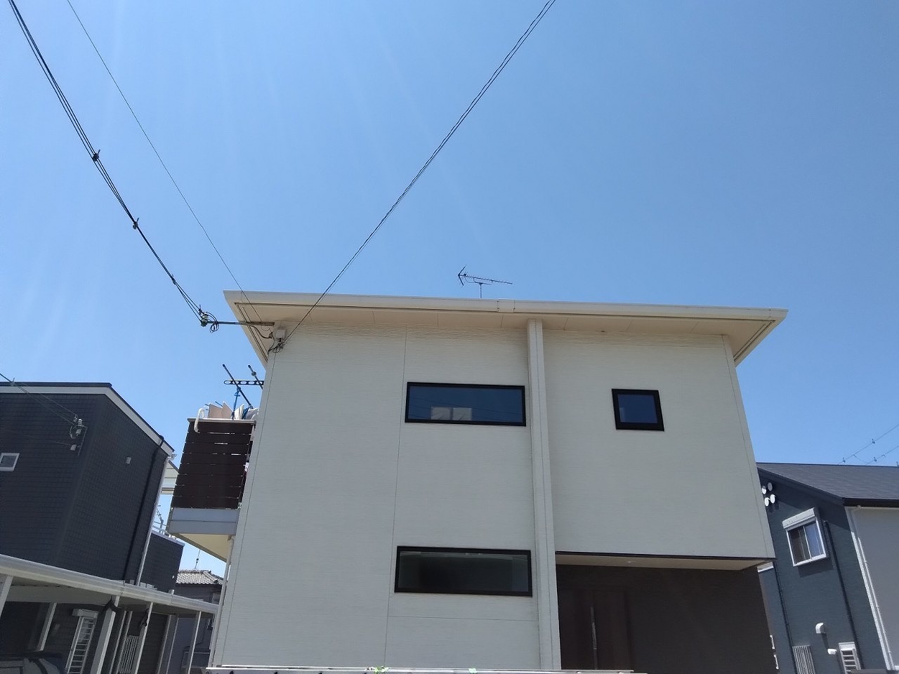 加古川市で雹被害発生｜2階軒樋のひび割れとアルミフェンス凹みを現地調査