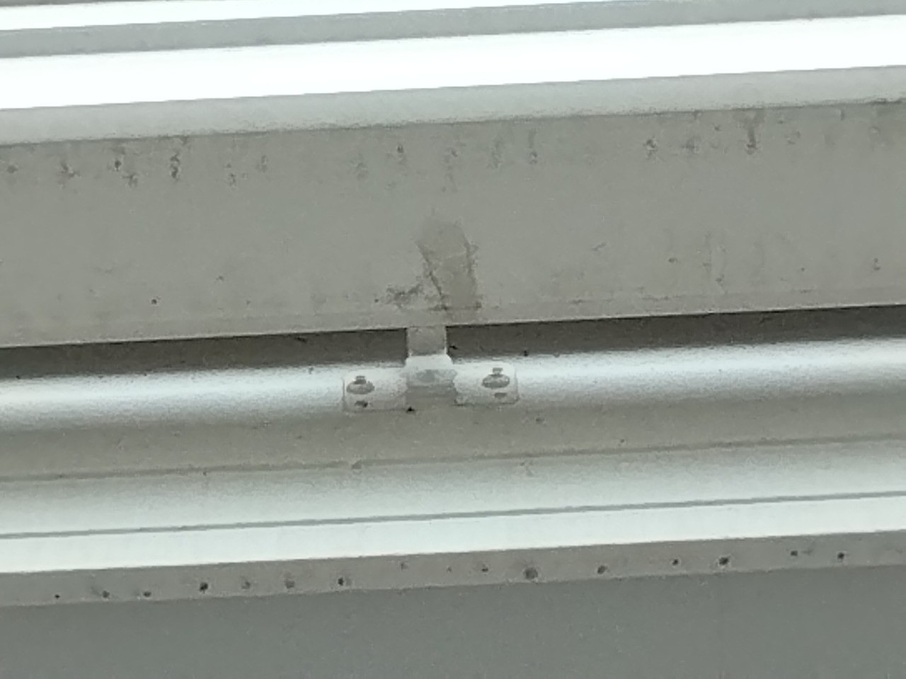 明石市　雹被害　玄関上の軒樋(角樋)ヒビ