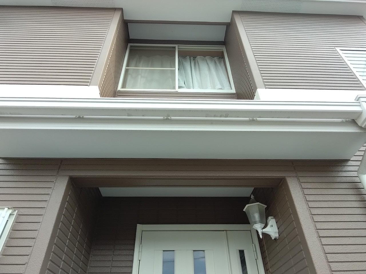 明石市　雹被害　玄関上の軒樋(角樋)ひび