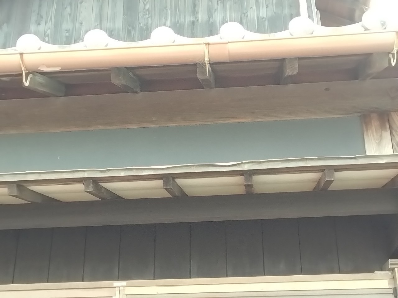 明石市　雹災害で板金庇の軒先曲がり