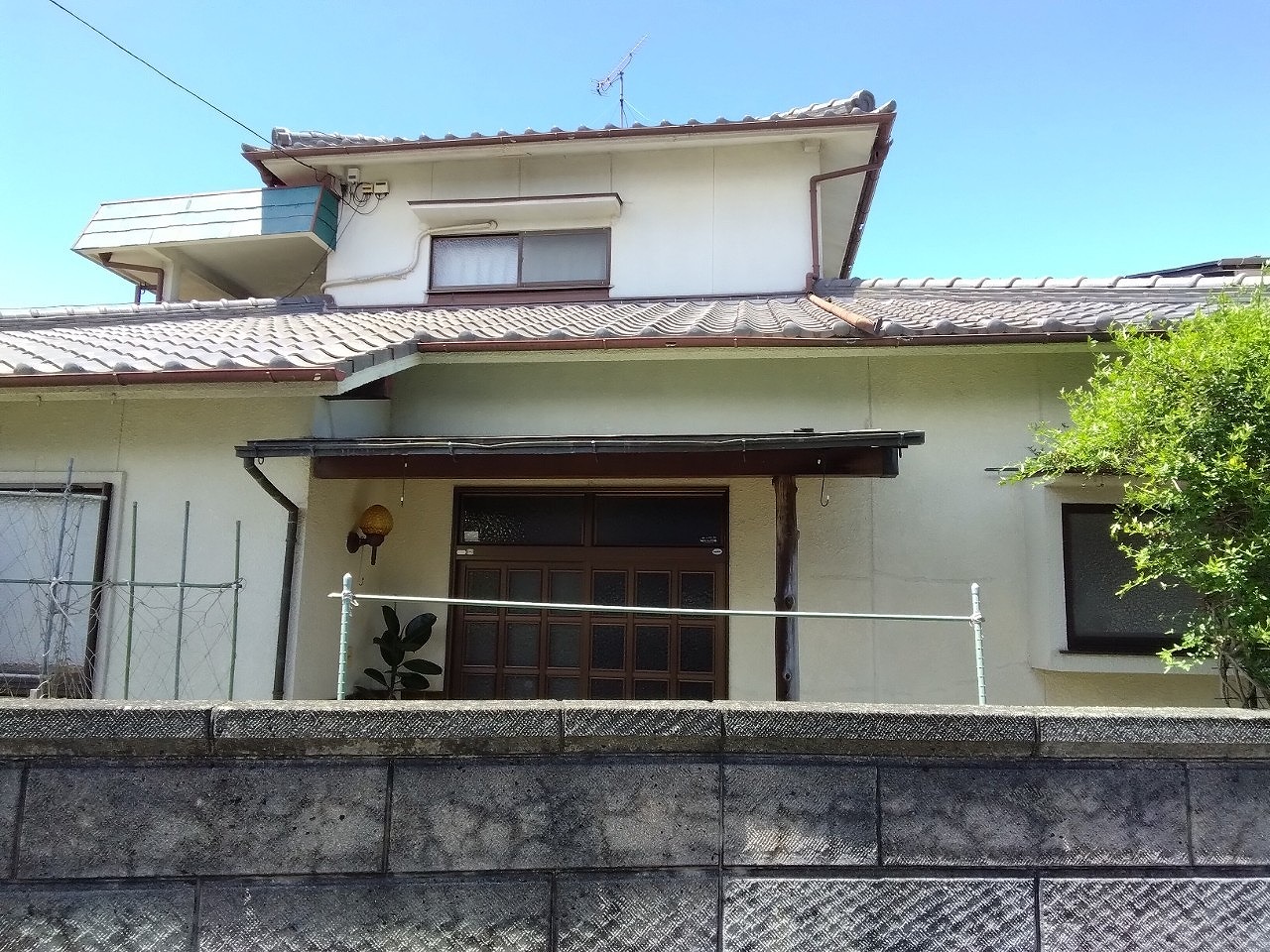 明石市で発生した大規模雹被害｜玄関上の銅板樋の凹みと波板ポリカ貫通被害を調査