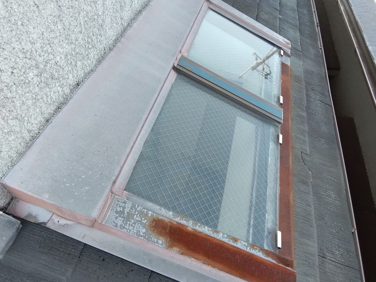 加古川市　天窓(トップライト)まわり板金錆(さび)