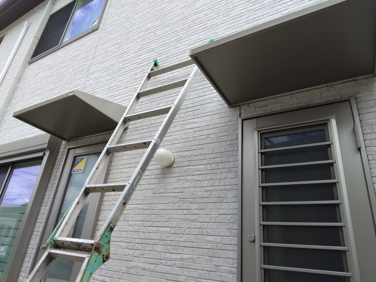 高砂市で雹被害調査｜自然災害鑑定士が勝手口庇凹みと外まわり設備破損事例