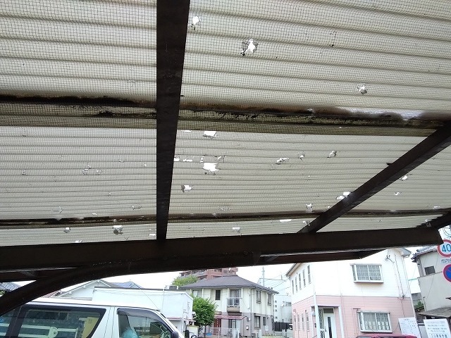姫路市　カーポート屋根貫通被害