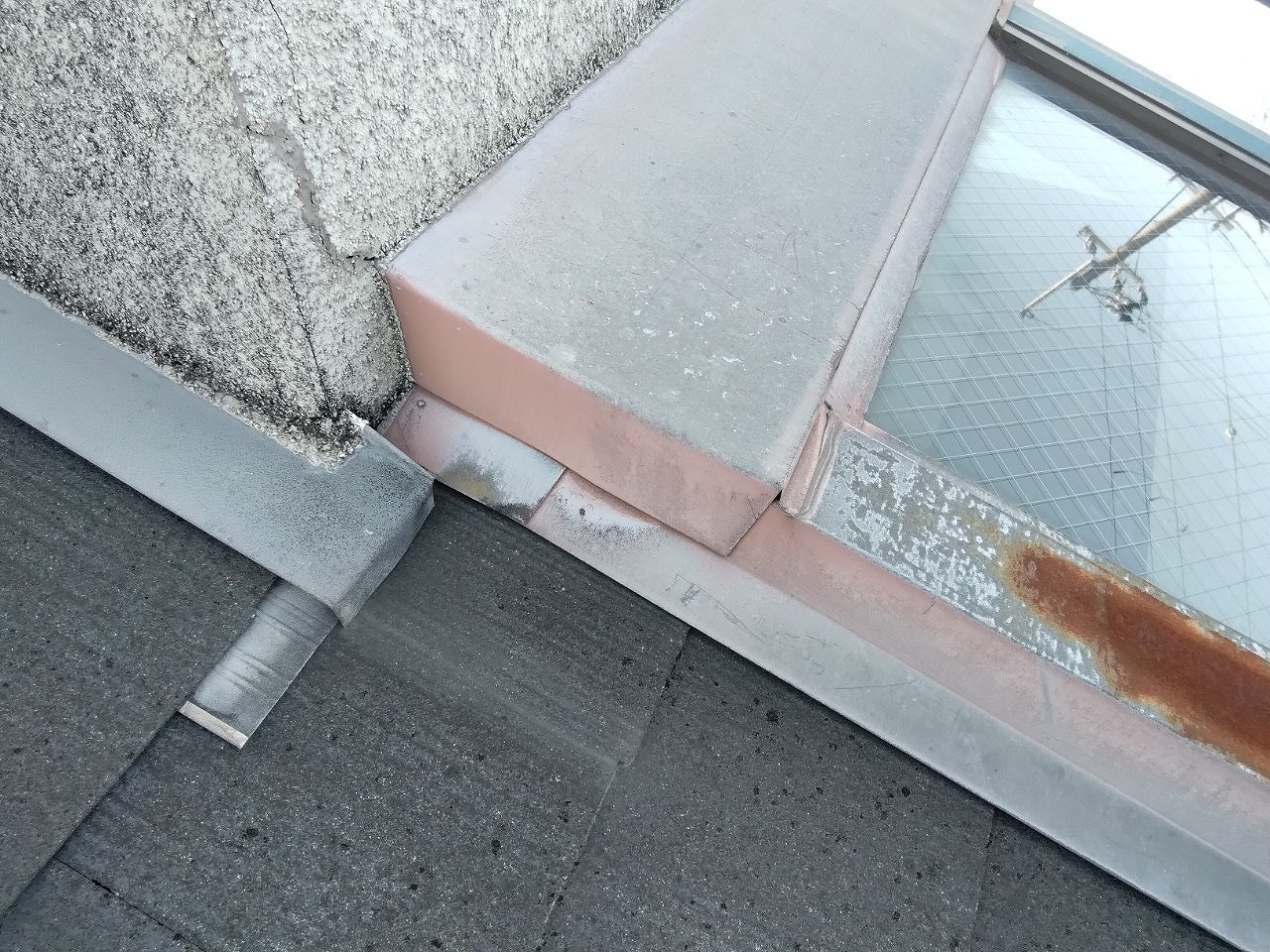 加古川市　天窓(トップライト)取り合い壁　モルタルクラック