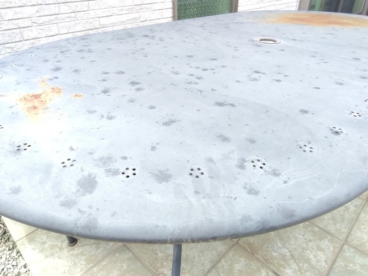 高砂市　鉄製野外テーブルに雹のあと