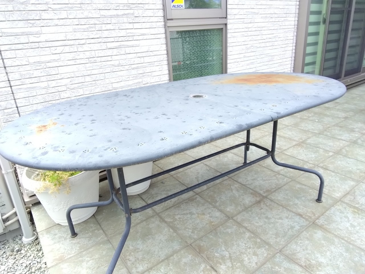 高砂市で雹被害調査｜メッシュ目隠しフェンス破損と土台水切り凹み事例