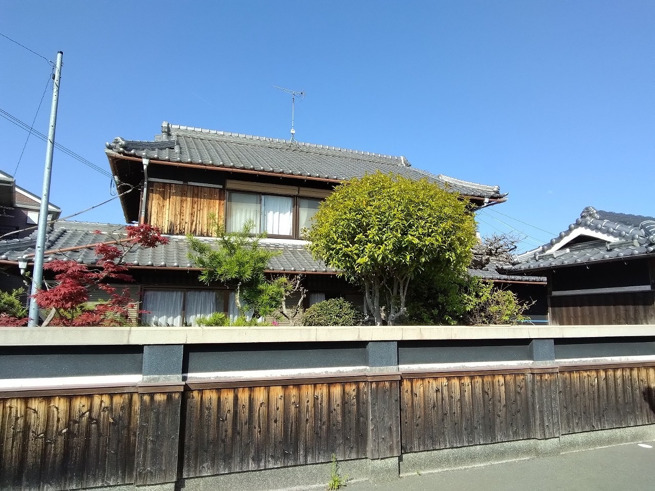 明石市で発生した雹(ひょう)被害!日本家屋の樋(とい)・天窓が貫通した被害事例