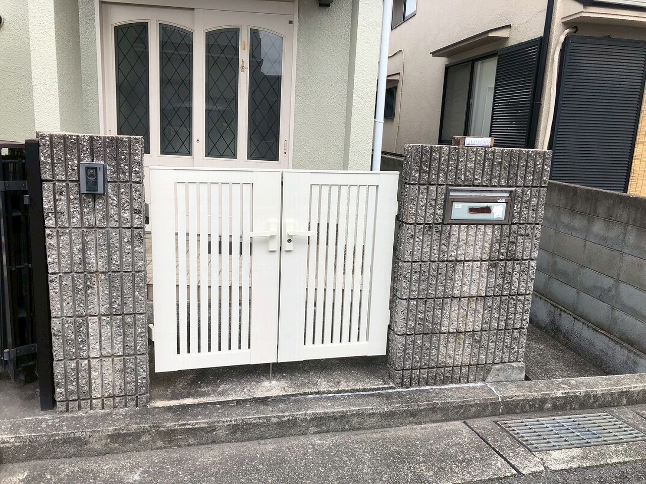明石市の住宅で門扉交換、玄関まわりのシーリング打替とベランダ水性塗膜防水を施工。
